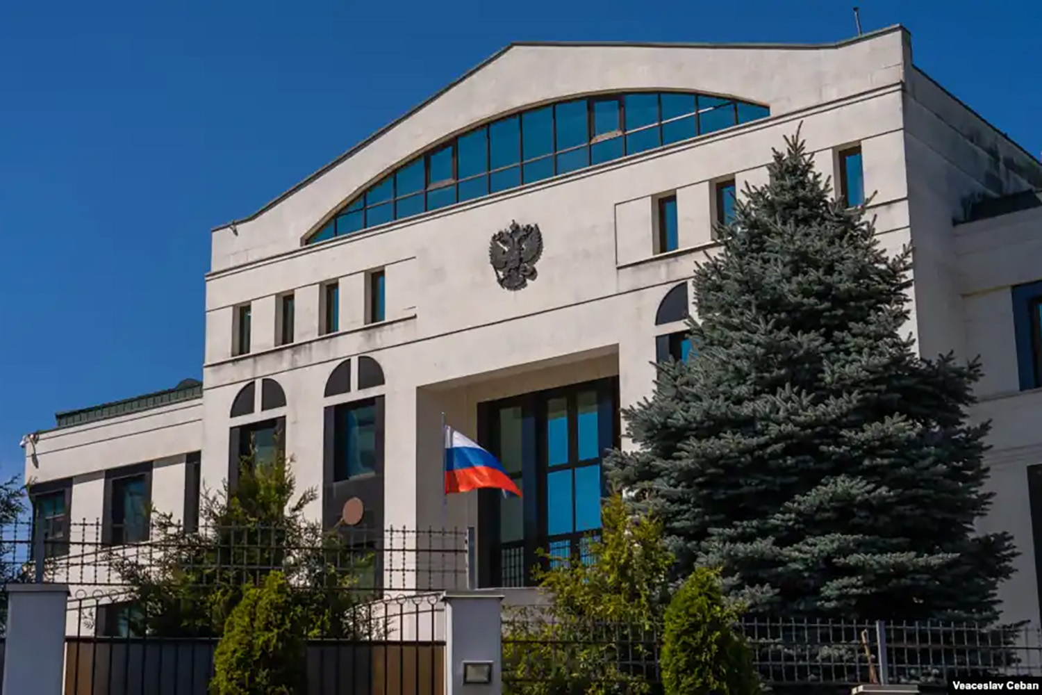 Российское посольство в Кишинёве сталкивается с задержками из-за блокировки молдавских властей