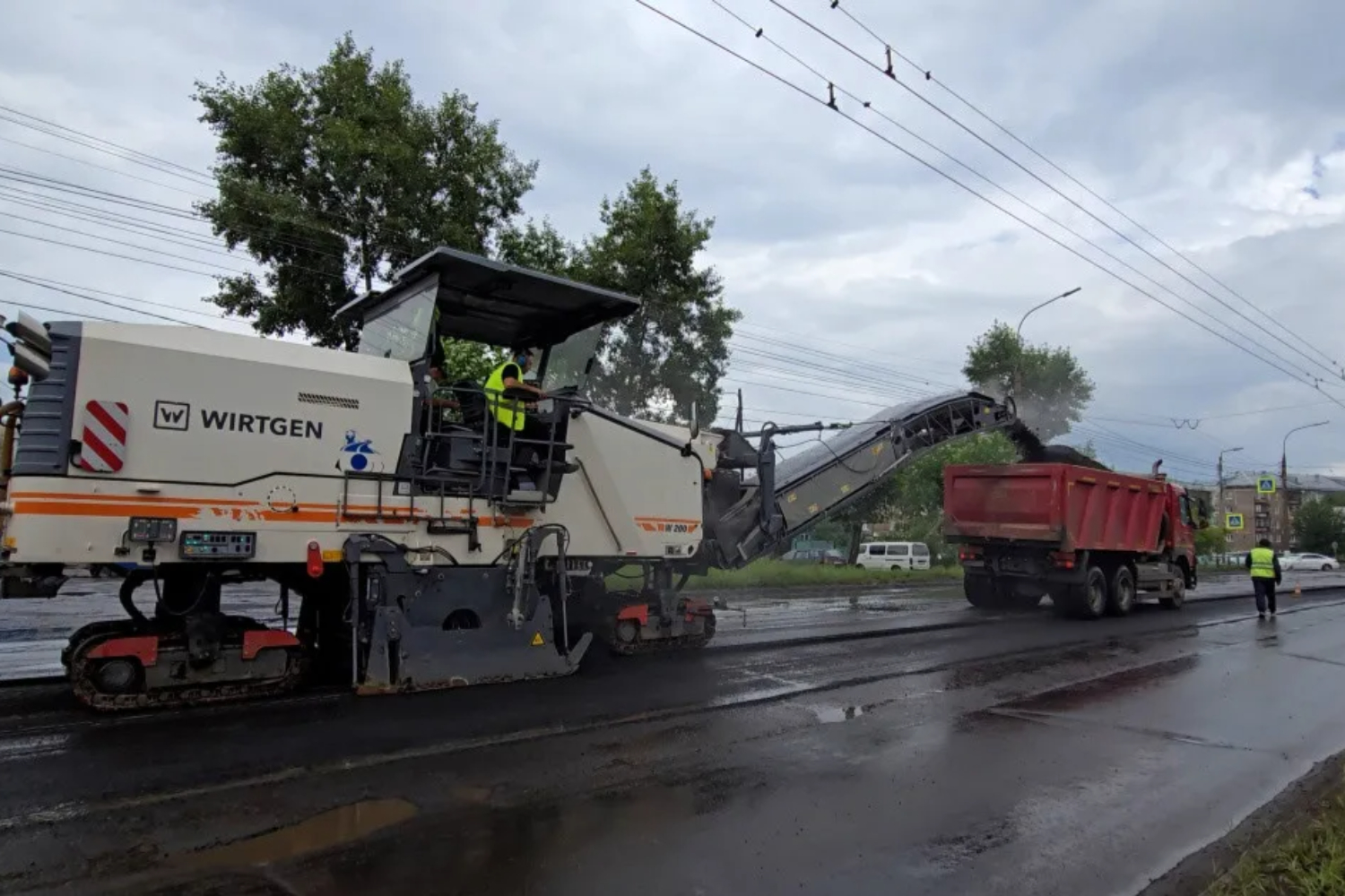 В Каменке демонтируют старый асфальт на главной городской площади