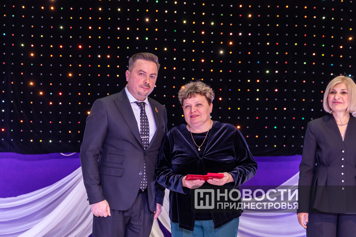 Педагогов Тирасполя наградили за многолетний труд и преданность профессии