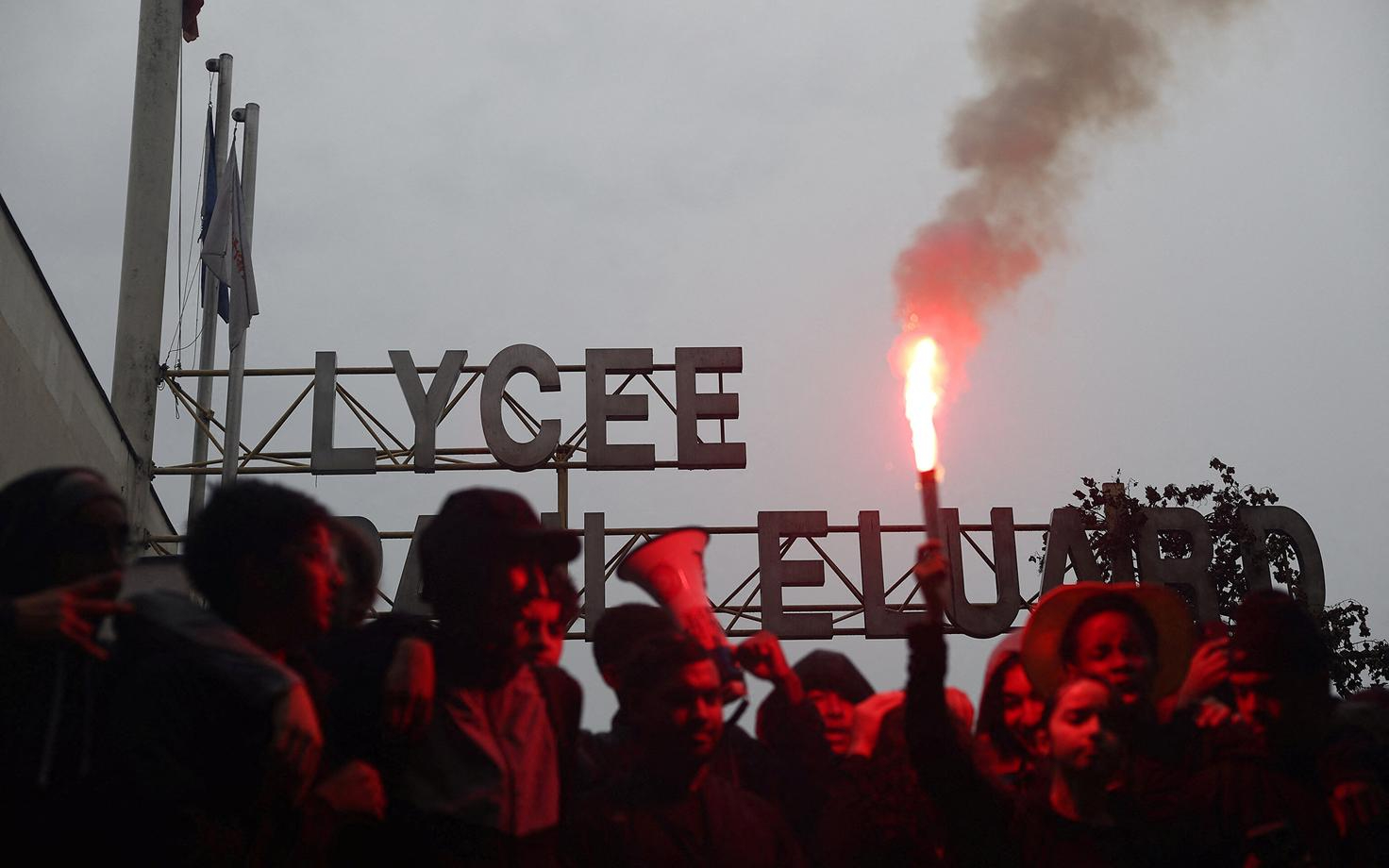 Школьные протесты во Франции переросли в столкновения и поджоги