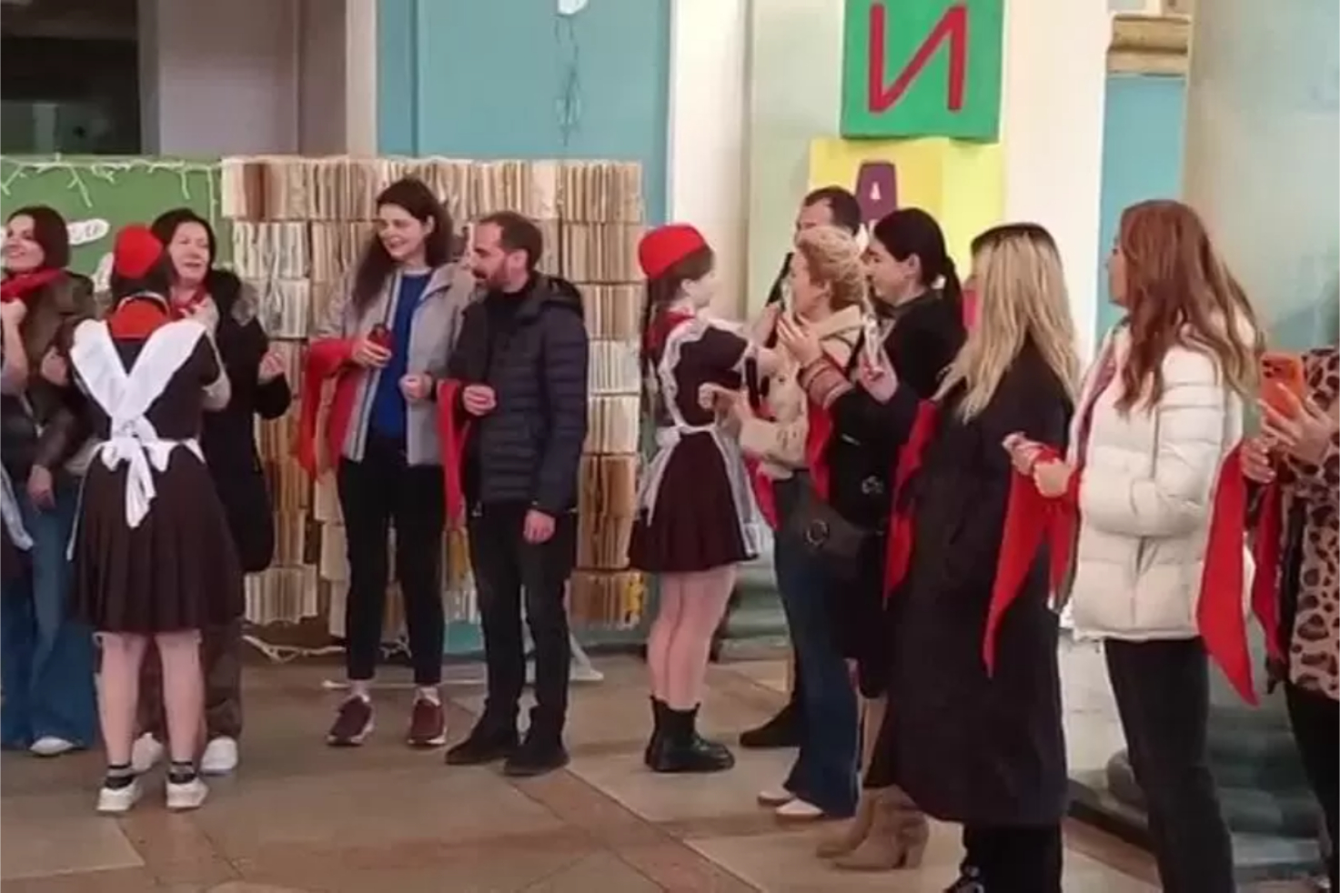 Румынские туристы приняли участие в посвящении в пионеры в Приднестровье